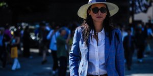 Γυναίκα φοράει καπέλο 