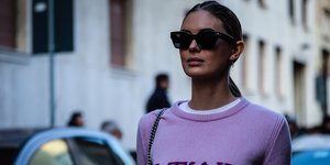 γυναίκα με πουλόβερ στην εβδομάδα μόδας