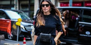 γυναίκα με δερμάτινα