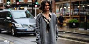 γυναίκα με πουλόβερ στην εβδομάδα μόδας