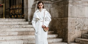 γυναίκα με πουλόβερ στην εβδομάδα μόδας