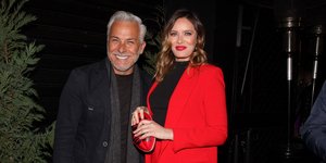 Ο Χάρης Χριστόπουλος και η Ανίτα Μπραντ χαμογελούν