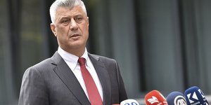 Χασίμ Θάτσι κοκκινη γραβατα