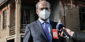 Κωστής Χατζηδάκης μοβ γραβατα 