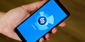 Κινητό τηλέφωνο ανοιγμένο στην εφαρμογή Shazaam