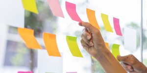 χέρι τραβά post it