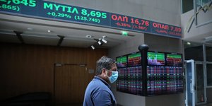 Άνδρας με μάσκα στο Χρηματιστήριο