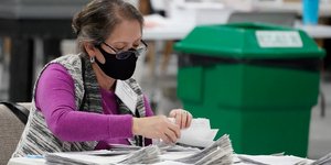 Υπάλληλος μετρά ψήφους στην Τζόρτζια