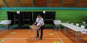 Υπάλληλος μεταφέρει τραπεζάκι