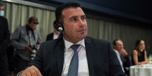 Ο Ζόραν Ζάεφ με ακουστικά στο τραπέζι