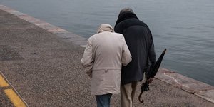 Ζευγάρι ηλικιωμένων στην παραλία Θεσσαλονίκης