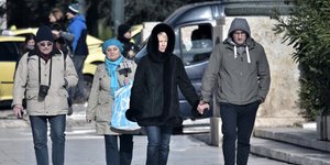 Ζευγάρια περπατούν στο κρύο