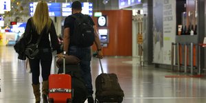 ζευγαρι κοκκινη μαυρη βαλιτσα