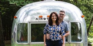 Η Έιμι και ο Εντ ποζάρουν μπροστά από ένα τροχόσπιτο