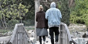 Ζευγάρι κάνει βόλτα στον χειμωνιάτικο εθνικό κήπο