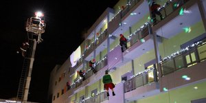 Οι πυροσβέστες μοίρασαν δώρα και άπλετη χαρά στα παιδιά
