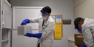 Γιατρός αποθηκεύει εμβόλια του κορωνοϊού