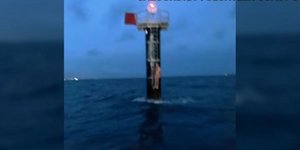 O ναυαγός, γαντζωμένος στο φάρο, ανοικτά του Κουίνσλαντ της Αυστραλίας