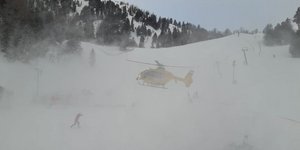 Ελικόπτερο παραλαμβάνει τους τραυματίες στο όρος Φάλκερτ της Αυστρίας