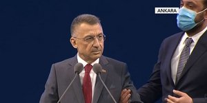 Η στιγμή που ο αντιπρόεδρος της τουρκικής κυβέρνησης, Φουάτ Οκτάι αισθάνεται την αδιαθεσία