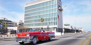 Μια Buick της δεκαετίας του 1950 περνά μπροστά από την πρεσβεία των ΗΠΑ στην Αβάνα