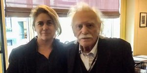 Η ανταποκρίτρια του Guardian στην Ελλάδα, Έλενα Σμιθ με τον εκλιπόντα Μανώλη Γλέζο