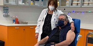 O εμβολιασμός του Δημήτρη Κουτσούμπα