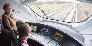 H Γερμανίδα καγκελάριος Άνγκελα Μέρκελ στα εγκαίνια υπερταχείας στη Λειψία το 2015