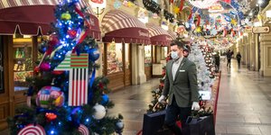 Χριστουγεννιάτικα ψώνια σε εμπορικό κέντρο στη Μόσχα