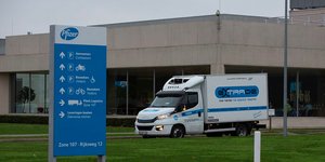 Φορτηγό ψυγείο αναχωρεί απότ τη μονάδα της Pfizer στο Βέλγιο