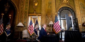 O Ντόναλντ Τραμπ στο γραφείο του στο Μαρ-α-Λάγκο της Φλόριντα