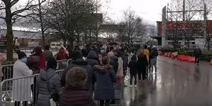 Μια από τις τεράστιες ουρές καταναλωτών έξω από σούπερ μάρκετ στη Βρετανία