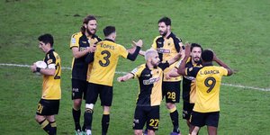 Οι παίκτες της ΑΕΚ πανηγυρίζουν