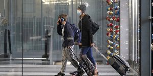 Μητέρα με παιδί σε αεροδρόμιο