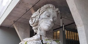 ιγάντιο άγαλμα γυναίκας 