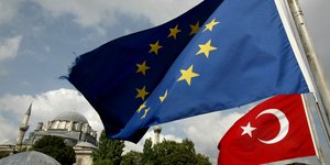 Σημαίες ΕΕ και Τουρκίας έξω από την Αγια Σοφία