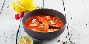 Μπολ με αχνιστή αγιορείτικη χταποδόσουπα