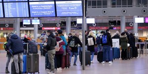 Ουρές σε αεροδρόμιο εν μέσω πανδημίας
