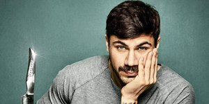 Ο Άκης Πετρετζίκης με ένα μαχαίρι κουζίνας στα χέρια