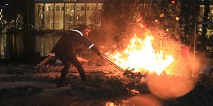 Φλέγονται τα Τίρανα μετά τη δολοφονία 25χρονου από αστυνομικό