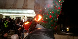 Αλβανία: Εκαψαν το χριστουγεννιάτικο δέντρο έξω από την πρωθυπουργική κατοικία