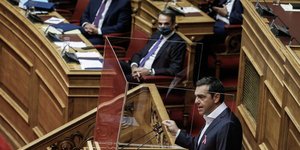 Ο Κυριάκος Μητσοτάκης και ο Αλέξης Τσίπρας στη Βουλή