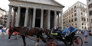 Άμαξα με άλογα μπροστά από το Πάνθεον στη Ρώμη