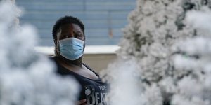 Αμερικανίδα με μάσκα