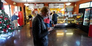 Ανδρας κοιτάζει το κινητό του σε εμπορικό κατάστημα στις ΗΠΑ