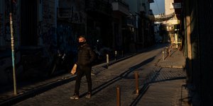 Ανδρας με μάσκα για τον κορωνοϊό στο κέντρο της Αθήνας