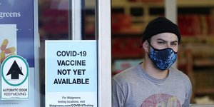 Ανδρας βγαίνει από κατάστημα στις ΗΠΑ φορώντας μάσκα