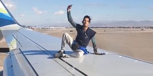 Ο άγνωστος άνδρας που ανέβηκε πάνω στο φτερό του αεροπλάνου