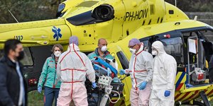 Ειδικοί με στολή και μάσκα στην Ολλανδία