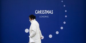 Επίδομα μια γυναίκα περπατά μπροστά από κατάστημα